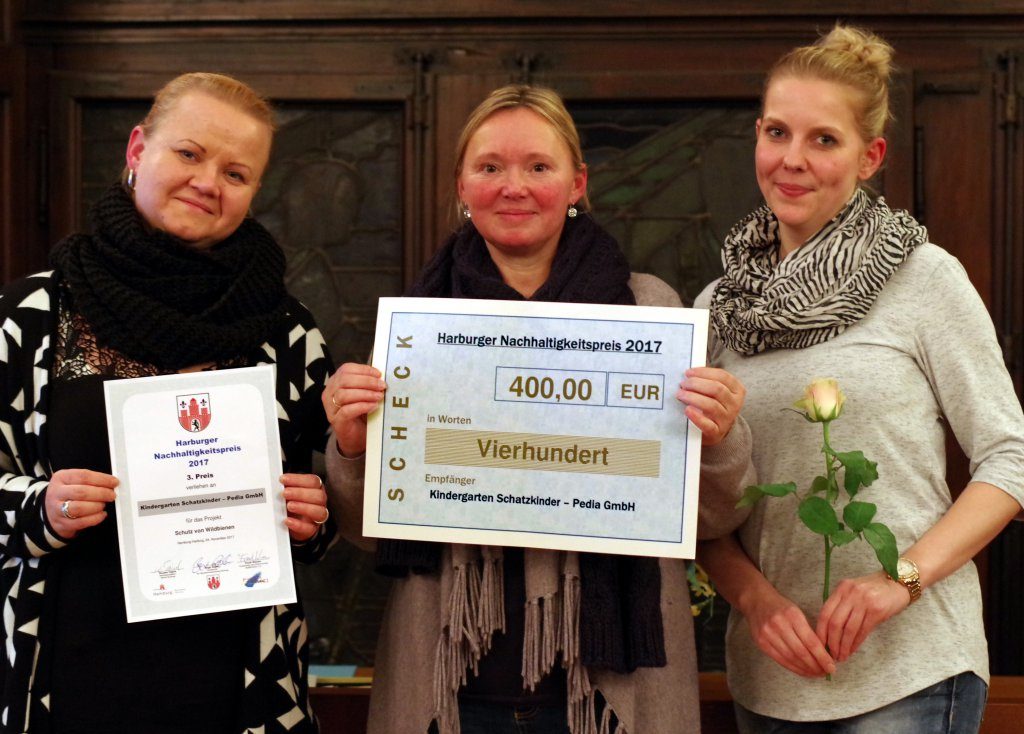 Das Team der Kita Schatzkinder freut sich über die Auszeichnung (Foto: Gisela Baudy)
